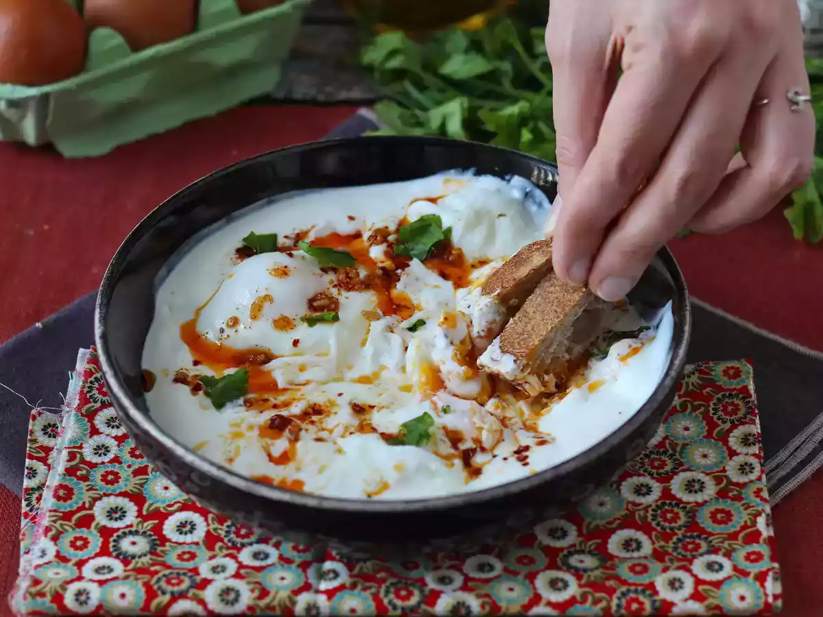 Turkse eieren op yoghurtbasis met kruidige olie - çilbir - foto 3