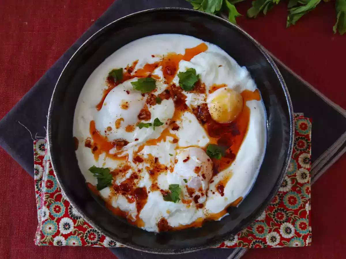 Turkse eieren op yoghurtbasis met kruidige olie - çilbir - foto 4