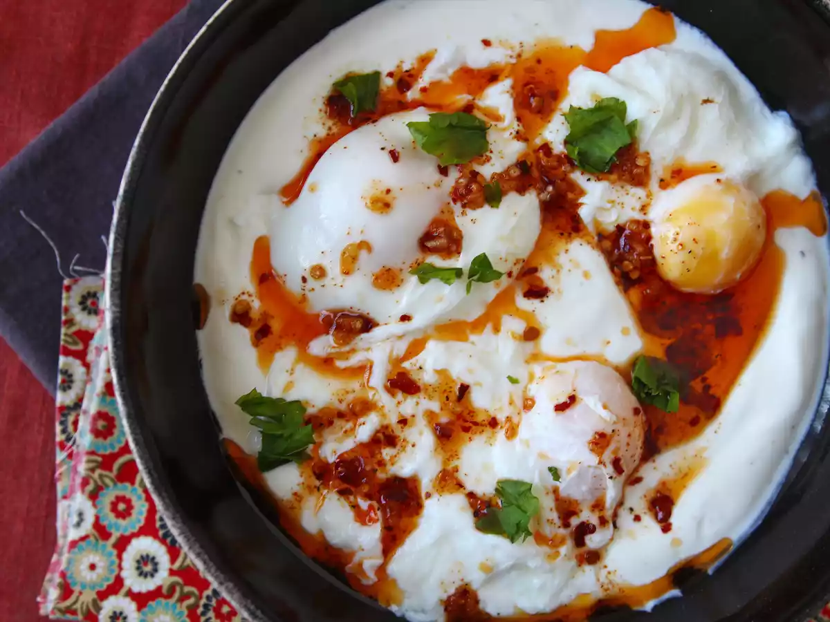 Turkse eieren op yoghurtbasis met kruidige olie - çilbir - foto 5