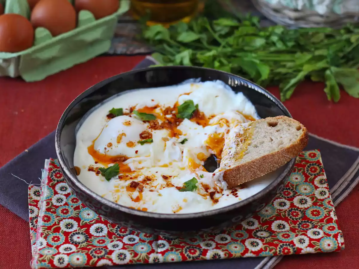 Turkse eieren op yoghurtbasis met kruidige olie - çilbir - foto 6