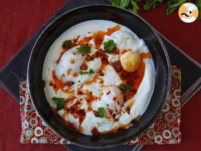 Turkse eieren op yoghurtbasis met kruidige olie - çilbir - foto 4