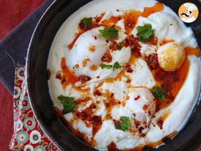 Turkse eieren op yoghurtbasis met kruidige olie - çilbir - foto 5