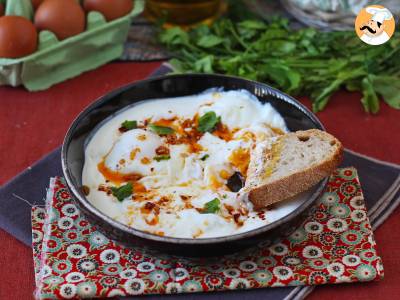 Turkse eieren op yoghurtbasis met kruidige olie - çilbir - foto 6