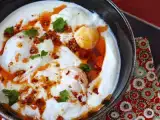Turkse eieren op yoghurtbasis met kruidige olie - çilbir, foto 1