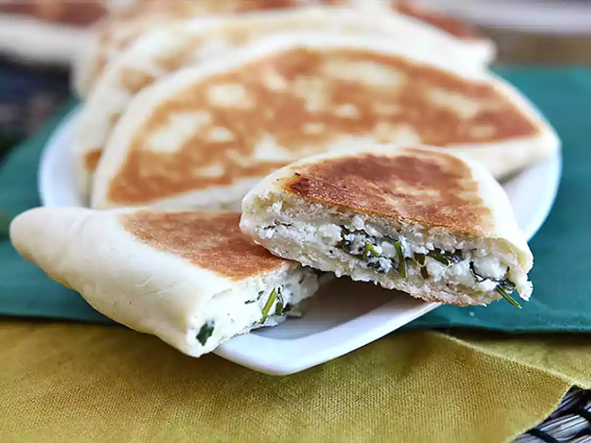Turkse pannenkoeken gevuld met feta, citroen en peterselie - Gözleme
