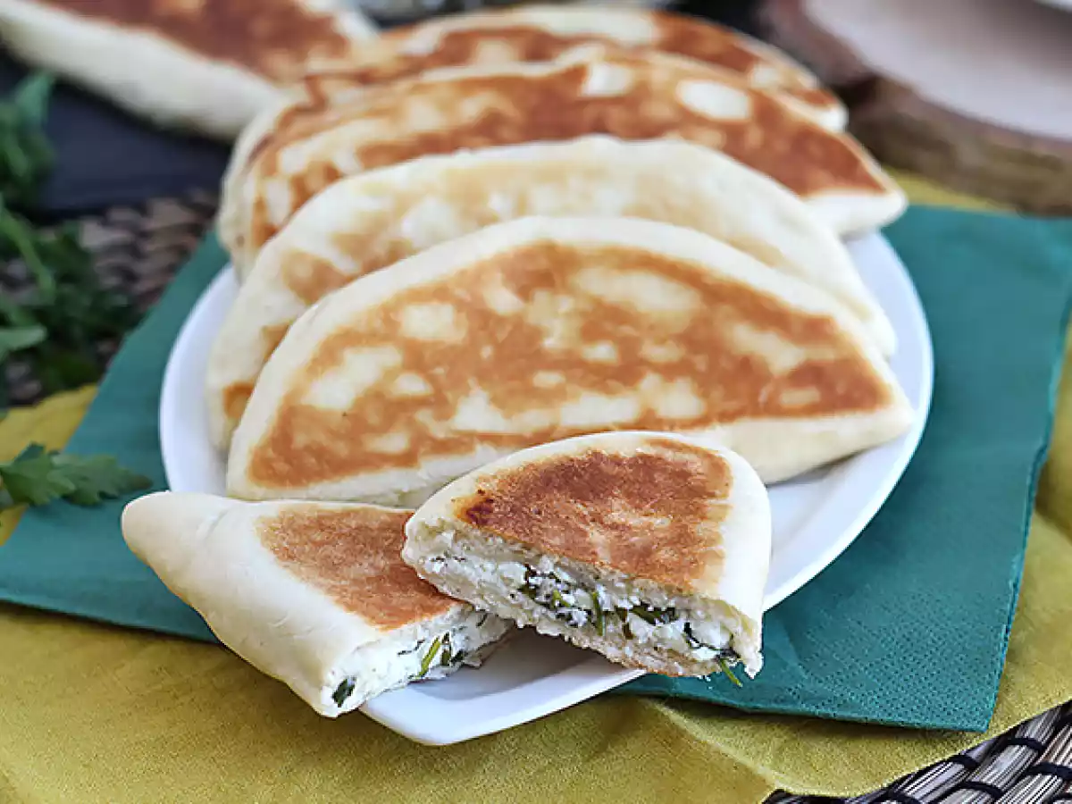 Turkse pannenkoeken gevuld met feta, citroen en peterselie - Gözleme - foto 2