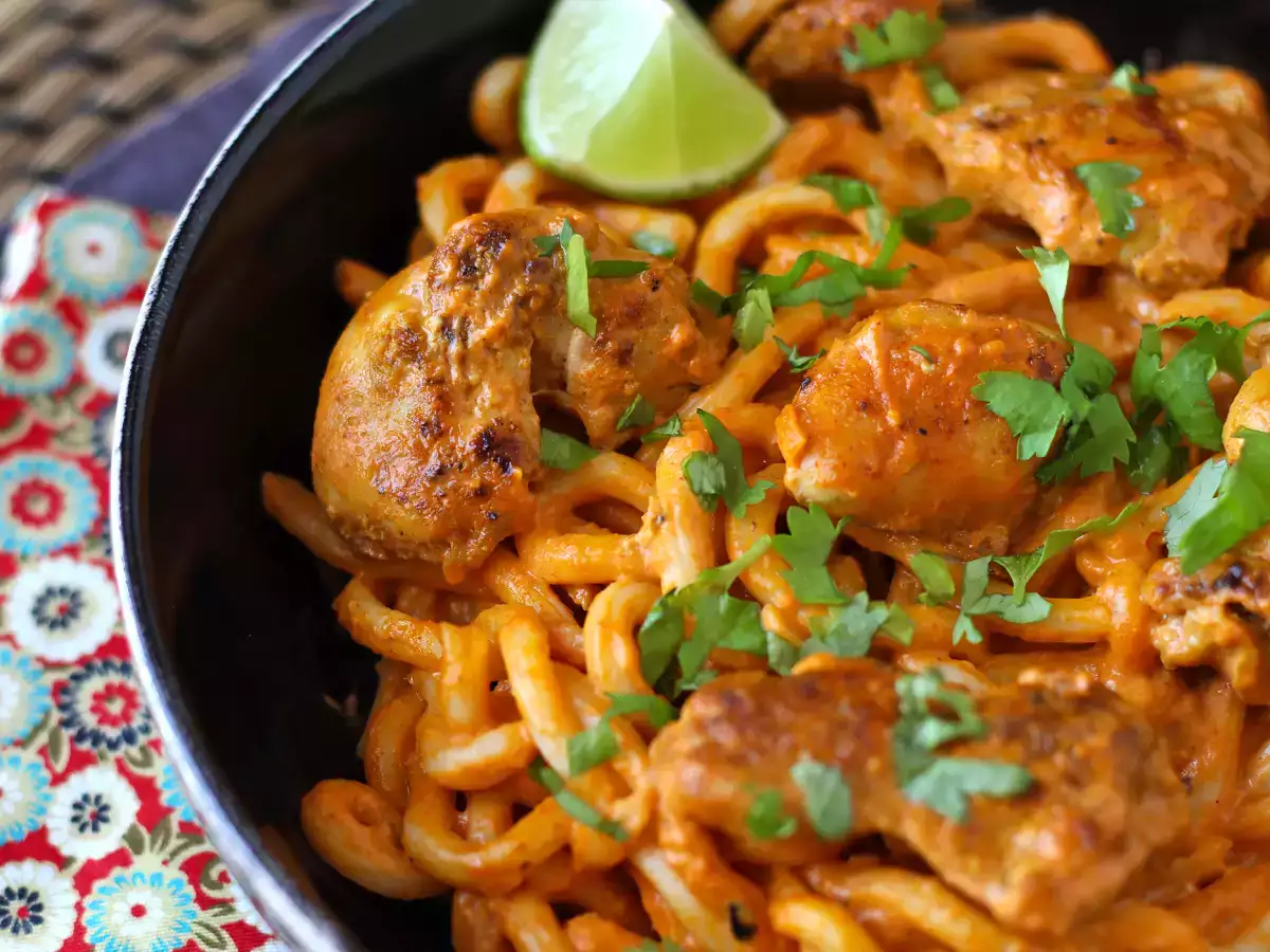 Udon-noedels met kip en een romige Thaise currysaus - foto 3