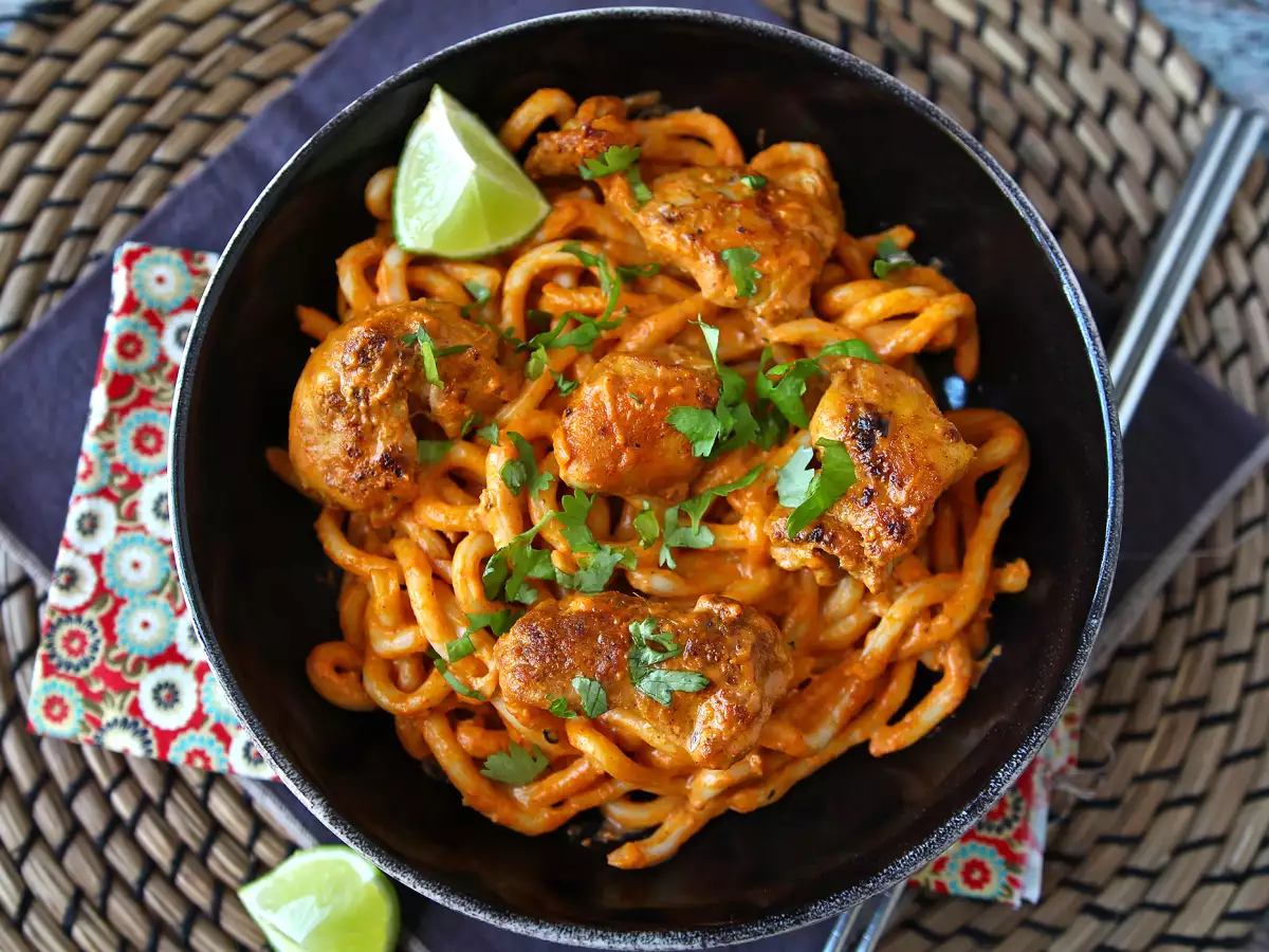 Udon-noedels met kip en een romige Thaise currysaus - foto 6