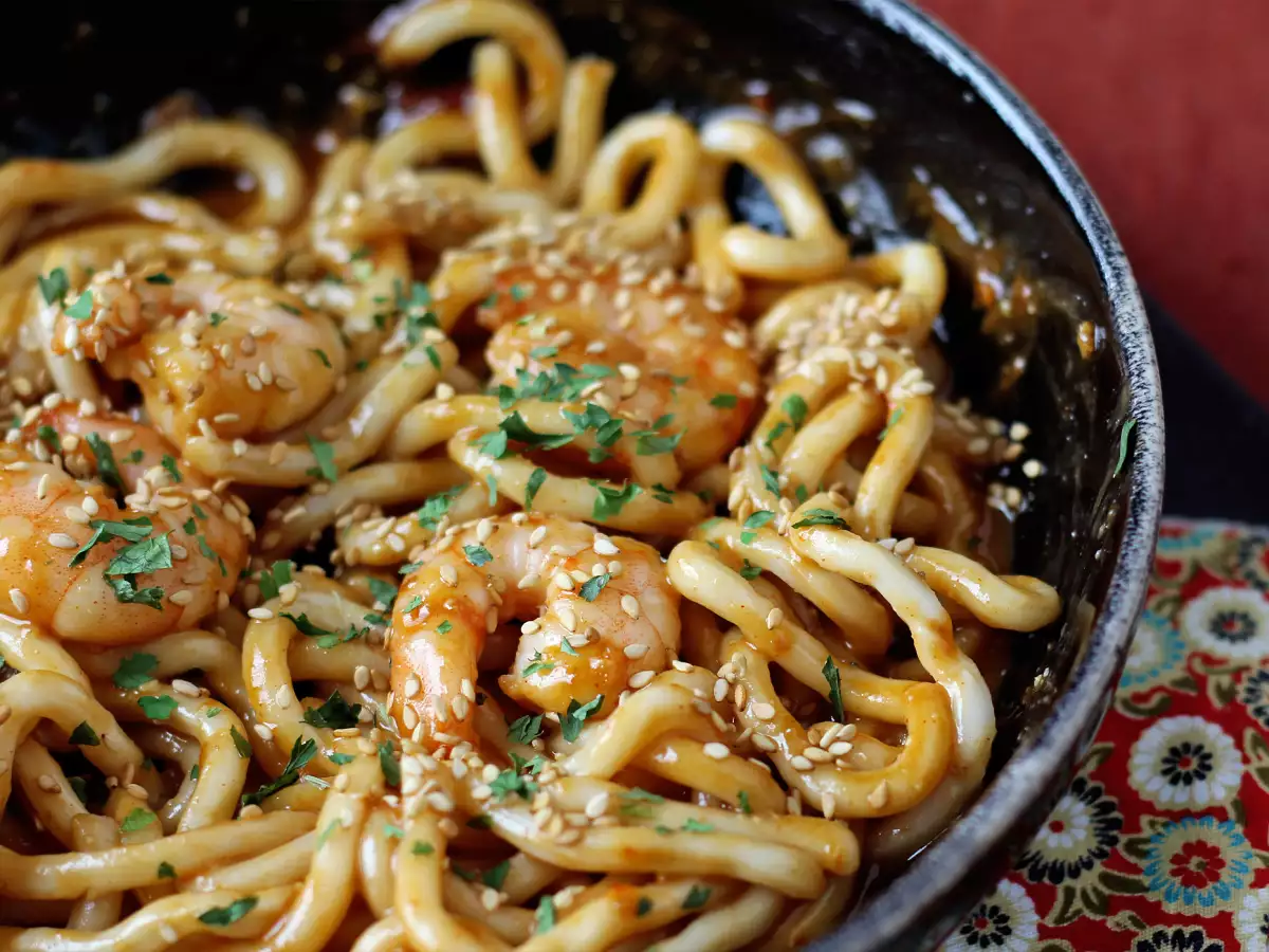 Udonnoedels met garnalen en pittige pindasaus - foto 3