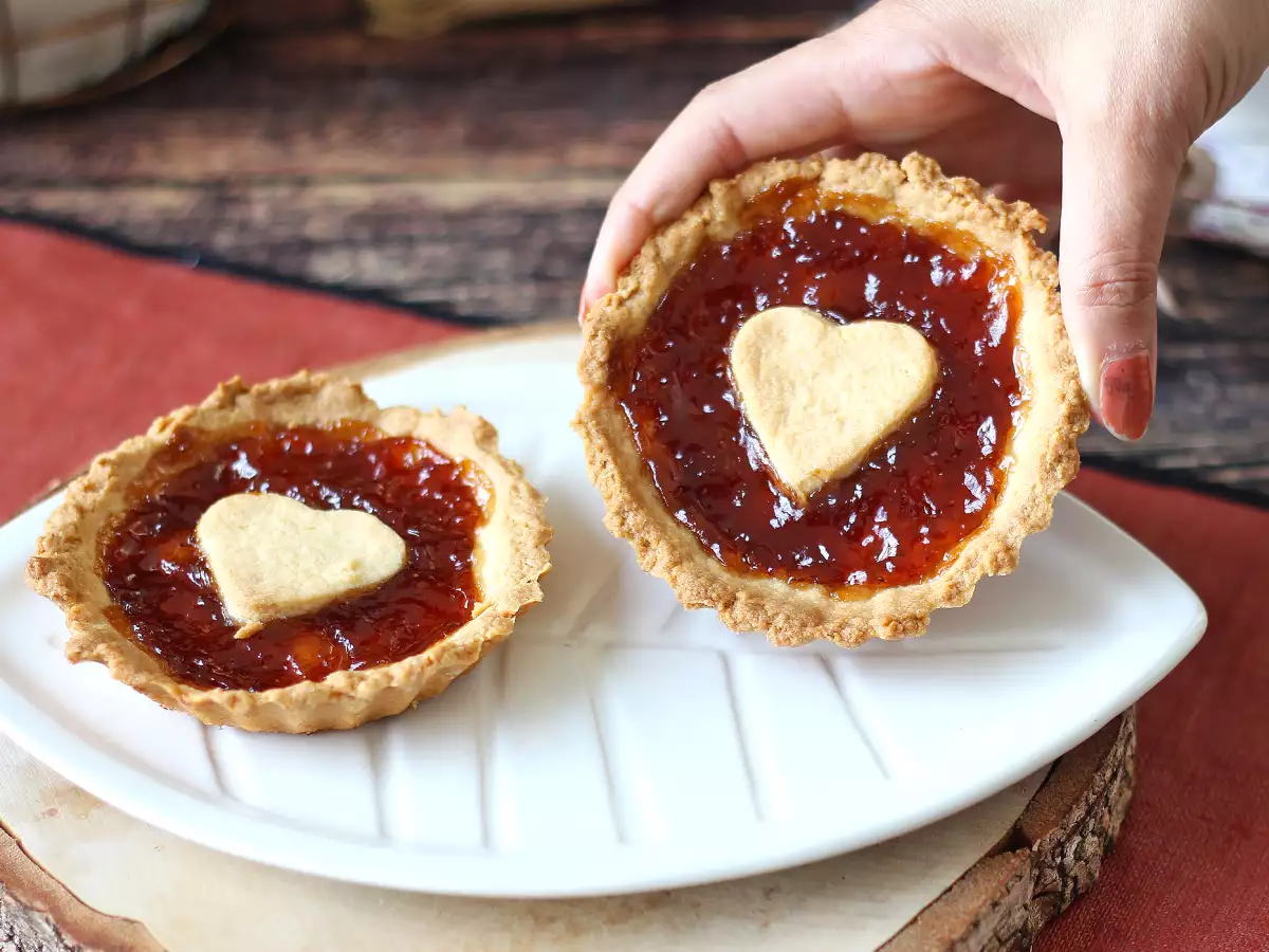 Valentijnstaartjes met aardbeienjam: romantische, zelfgemaakte gebakjes