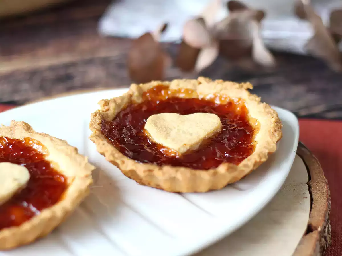 Valentijnstaartjes met aardbeienjam: romantische, zelfgemaakte gebakjes - foto 2