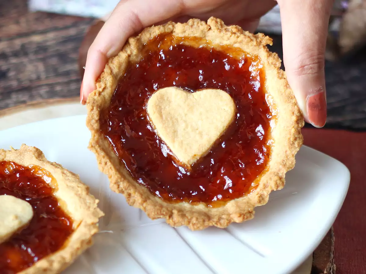 Valentijnstaartjes met aardbeienjam: romantische, zelfgemaakte gebakjes - foto 4