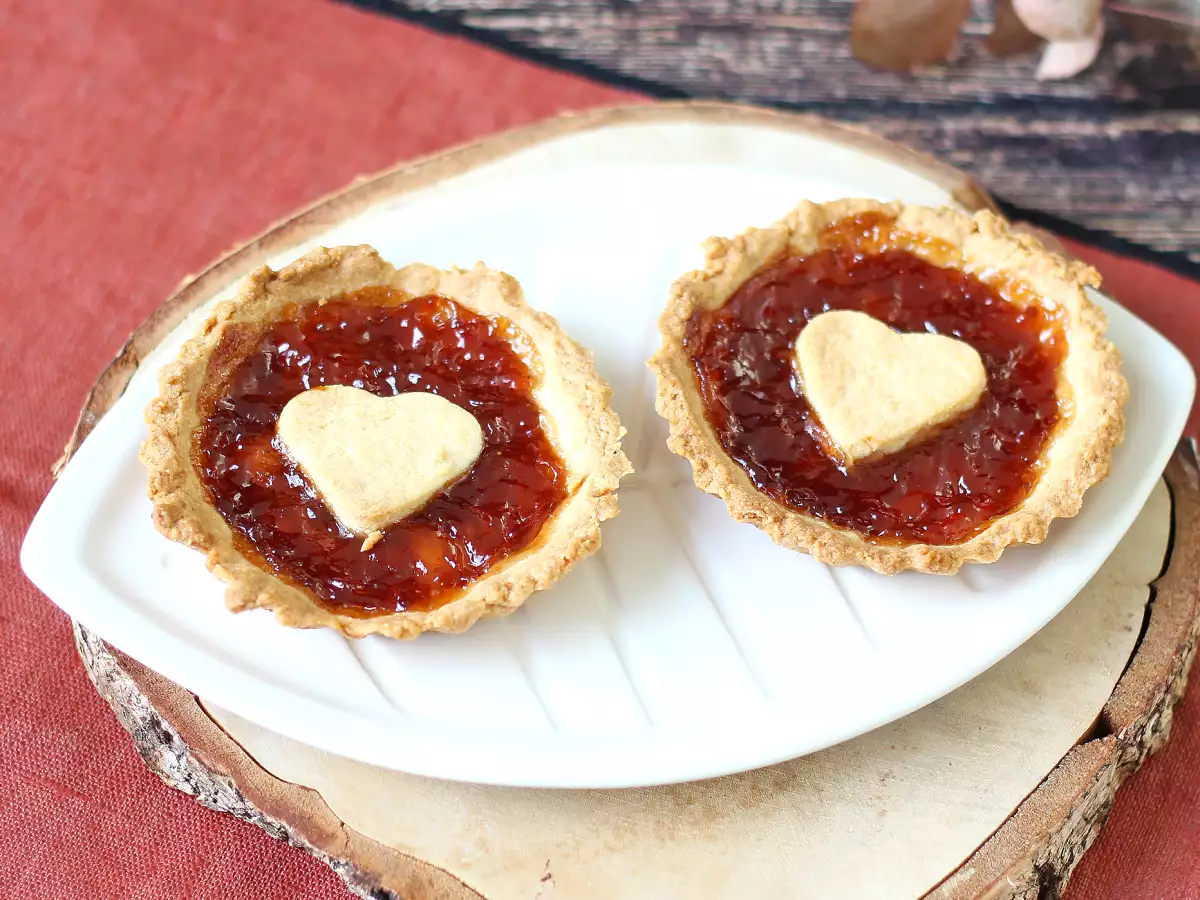 Valentijnstaartjes met aardbeienjam: romantische, zelfgemaakte gebakjes - foto 5