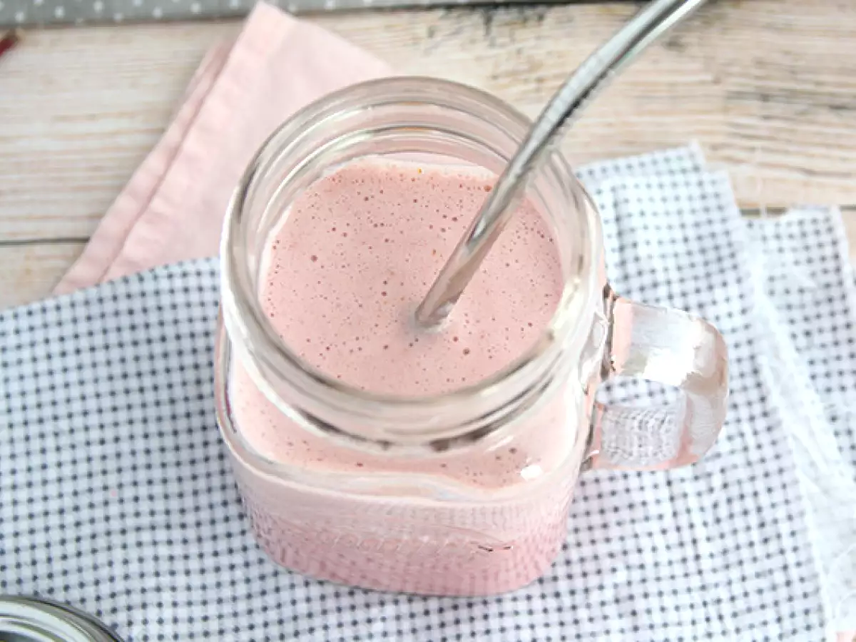 Vegan milkshake met rood fruit - foto 3