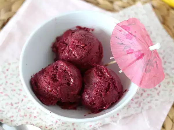 Recept Vegan rood fruitijs: supermakkelijke bananen-nicecream!