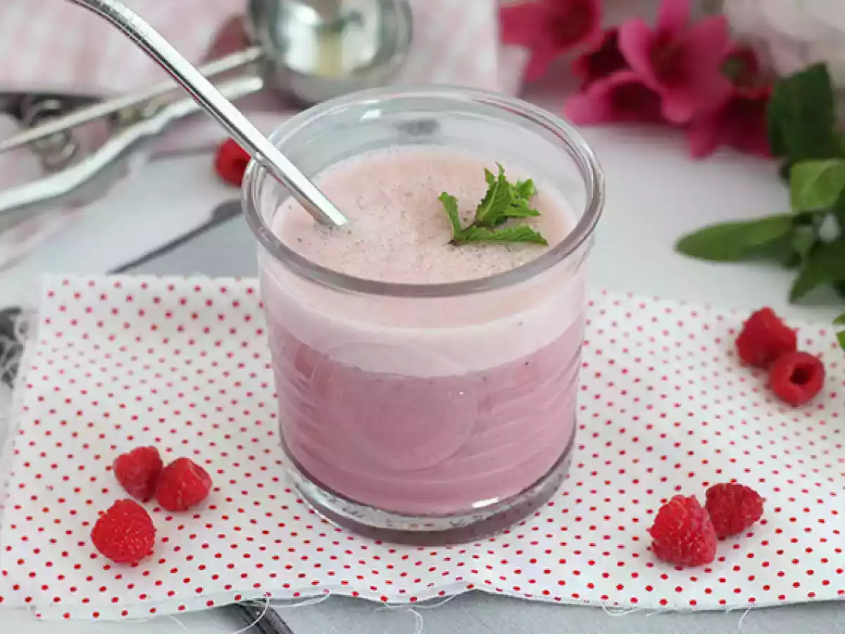 Veganistische frambozen- en muntmilkshake