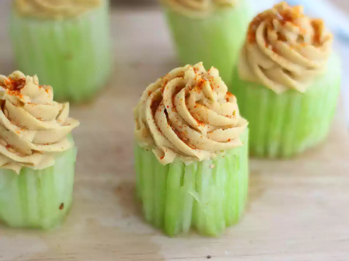 Veganistische komkommer- en hummuscupcakes