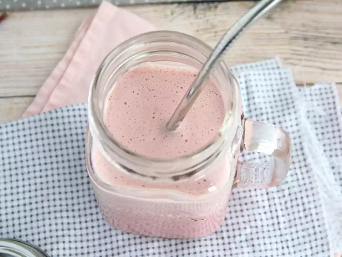 Veganistische milkshake met rood fruit - foto 3