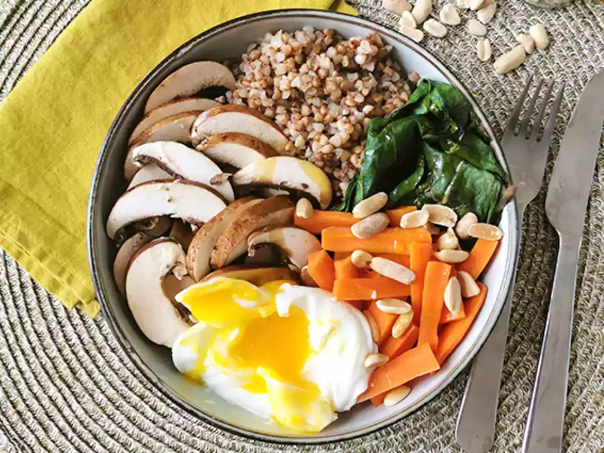 Vegetarische Buddha bowl met boekweit, groenten en gepocheerd ei