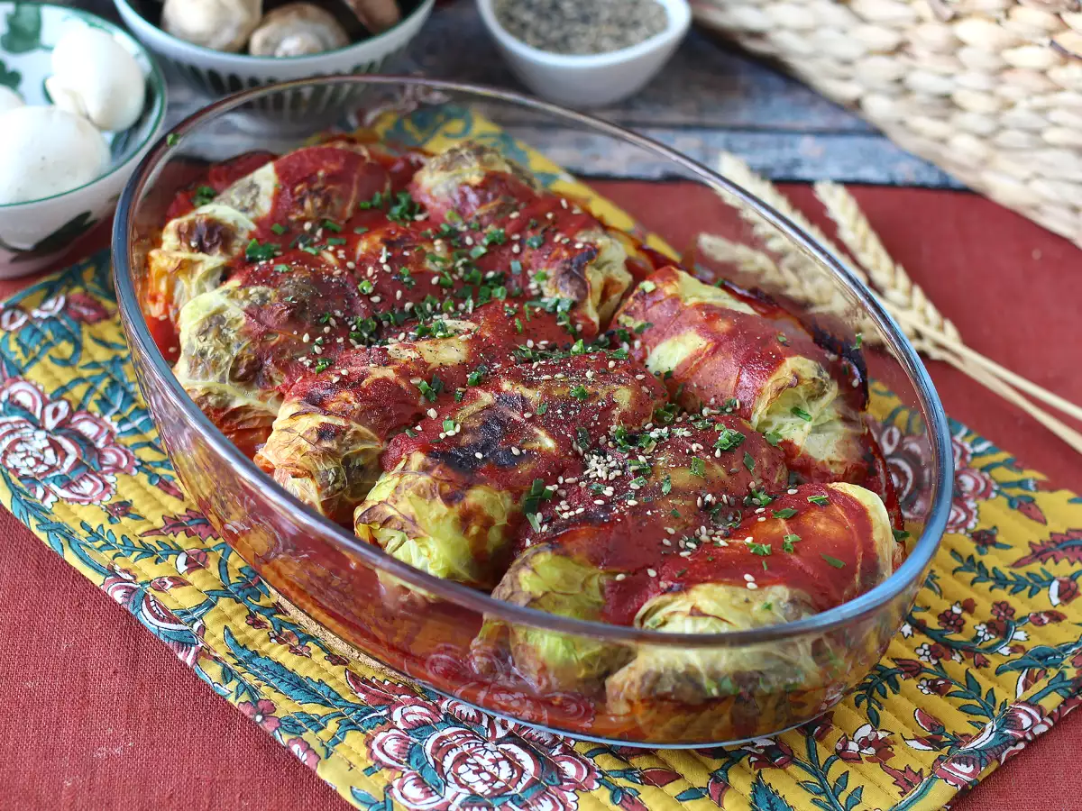 Vegetarische gevulde koolrolletjes met champignons, rijst en miso