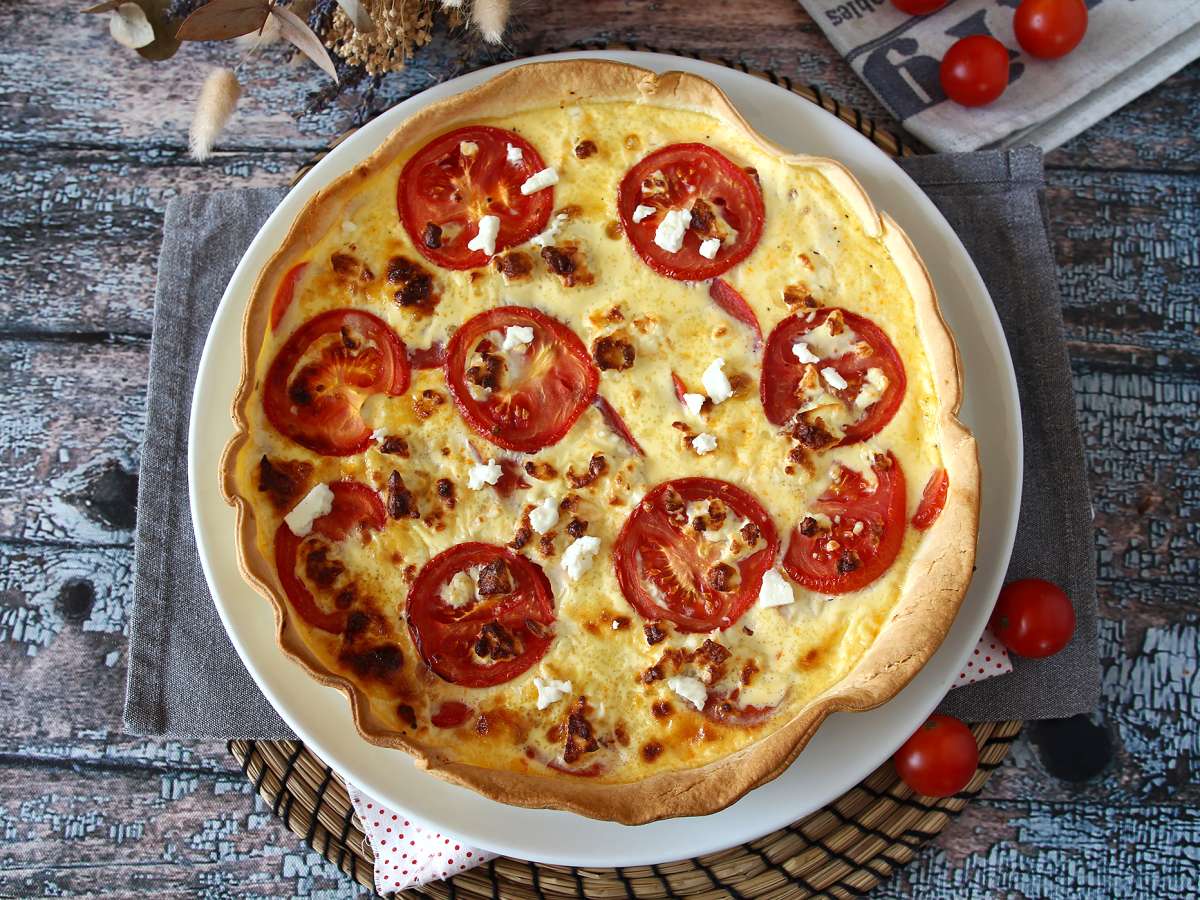 Vegetarische quiche met tomaat en feta, perfect om mee te nemen op een picknick!