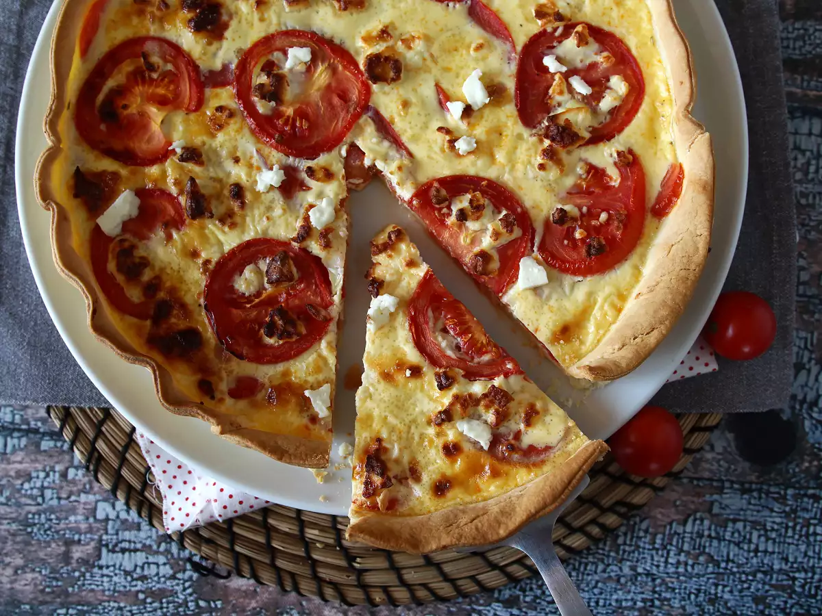 Vegetarische quiche met tomaat en feta, perfect om mee te nemen op een picknick! - foto 2