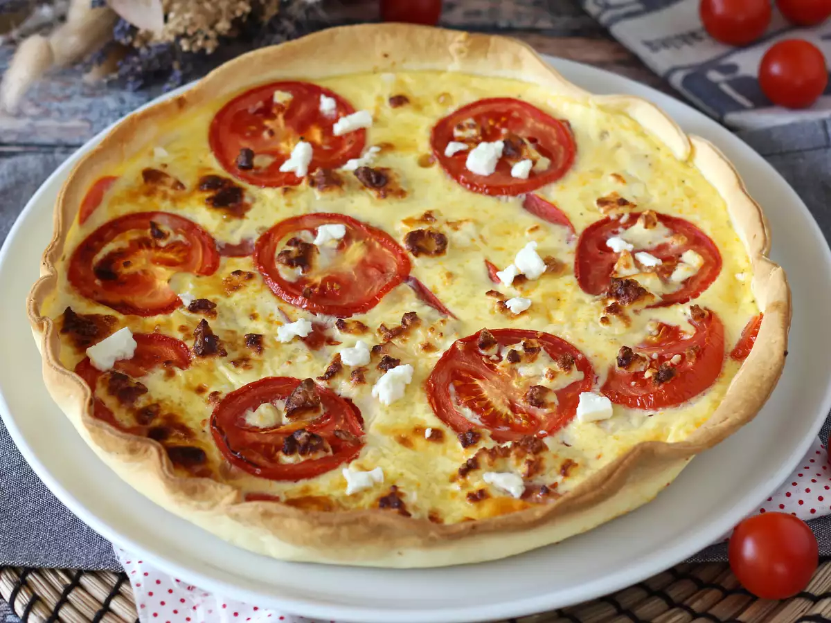Vegetarische quiche met tomaat en feta, perfect om mee te nemen op een picknick! - foto 3