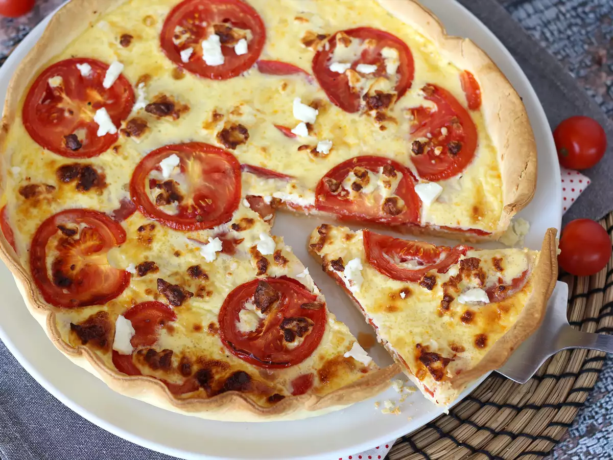 Vegetarische quiche met tomaat en feta, perfect om mee te nemen op een picknick! - foto 4