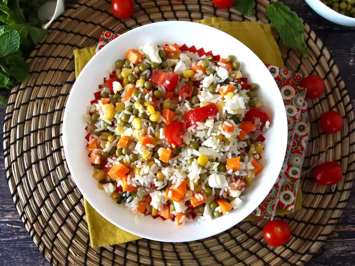Vegetarische rijstsalade: feta, maïs, wortelen, erwten, kerstomaatjes en munt - foto 2