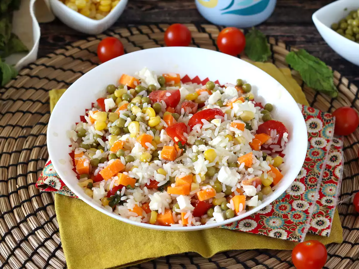 Vegetarische rijstsalade: feta, maïs, wortelen, erwten, kerstomaatjes en munt - foto 3