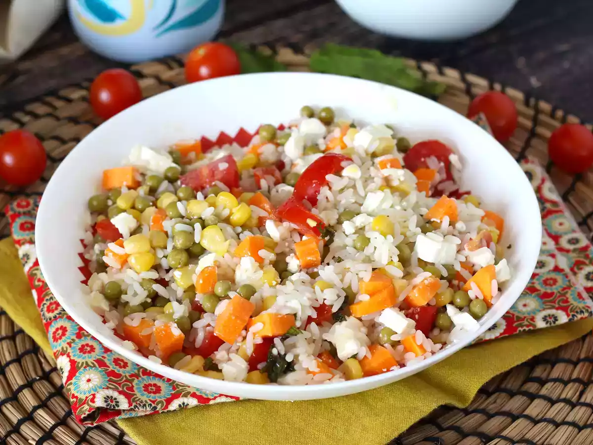 Vegetarische rijstsalade: feta, maïs, wortelen, erwten, kerstomaatjes en munt - foto 5