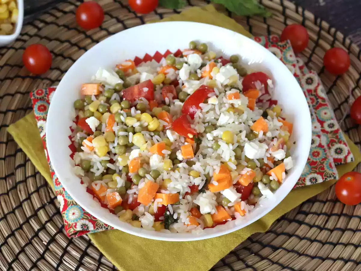 Vegetarische rijstsalade: feta, maïs, wortelen, erwten, kerstomaatjes en munt - foto 6