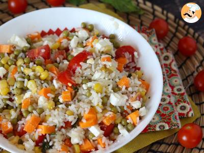 Vegetarische rijstsalade: feta, maïs, wortelen, erwten, kerstomaatjes en munt