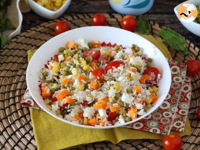 Vegetarische rijstsalade: feta, maïs, wortelen, erwten, kerstomaatjes en munt - foto 3