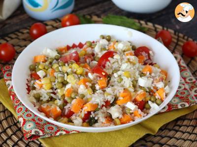 Vegetarische rijstsalade: feta, maïs, wortelen, erwten, kerstomaatjes en munt - foto 5