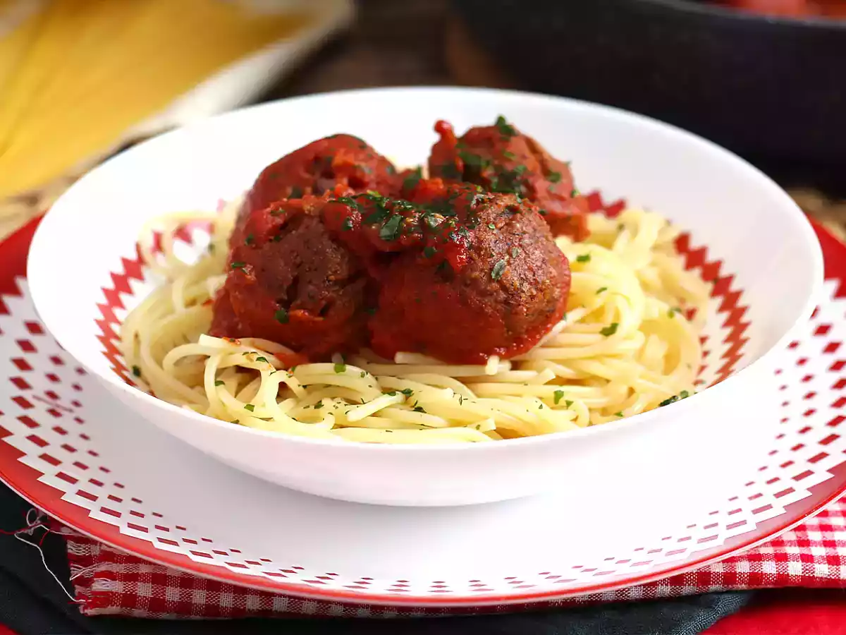 Vegetarische seitan gehaktballetjes met tomatensaus