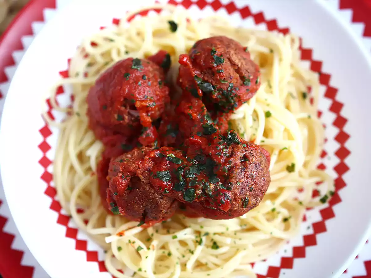 Vegetarische seitan gehaktballetjes met tomatensaus - foto 4