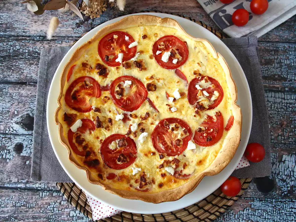 Vegetarische tomaat en feta quiche, perfect om mee te nemen op een picknick!