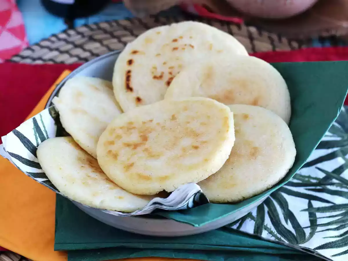 Venezolaanse arepas, glutenvrije broodjes gemaakt met slechts 3 ingrediënten