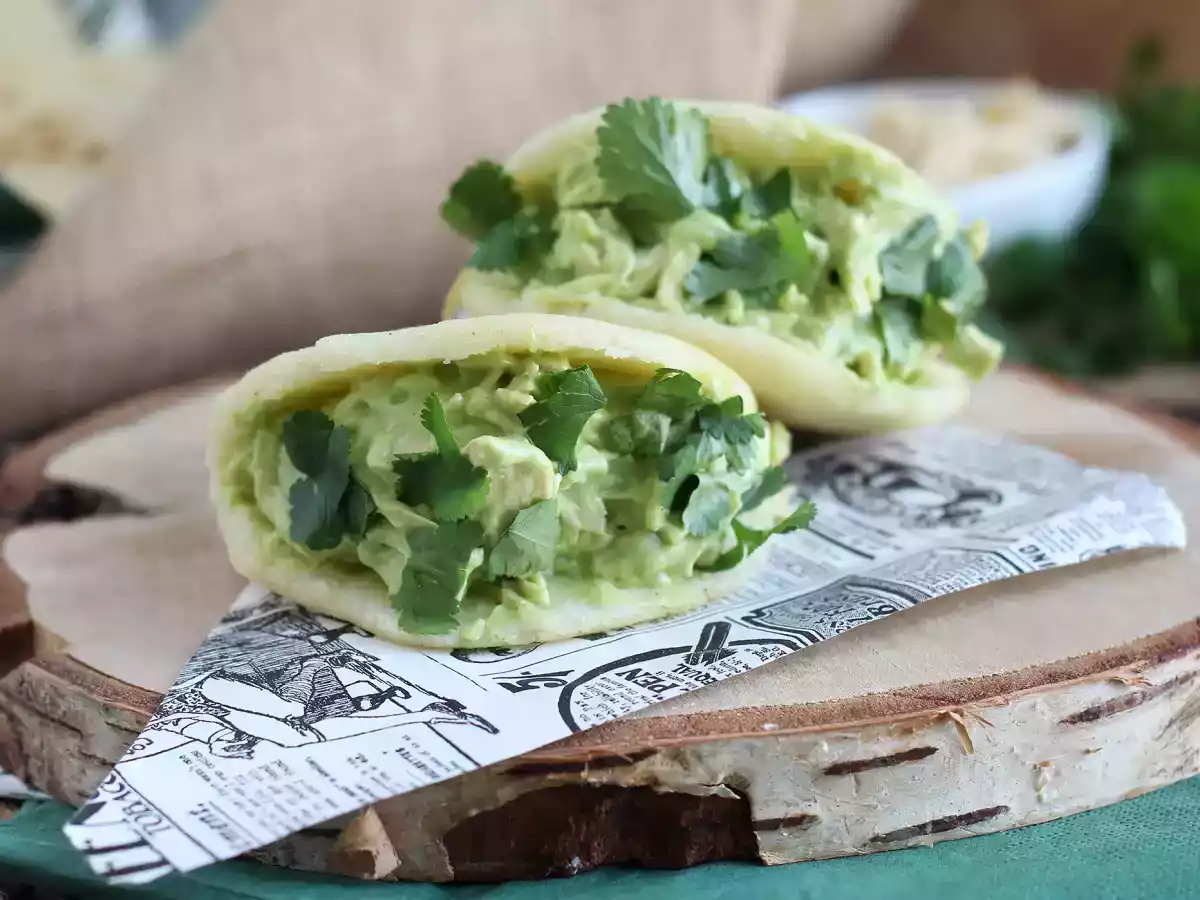 Venezolaanse arepas met kip en avocado - Reina Pepiada