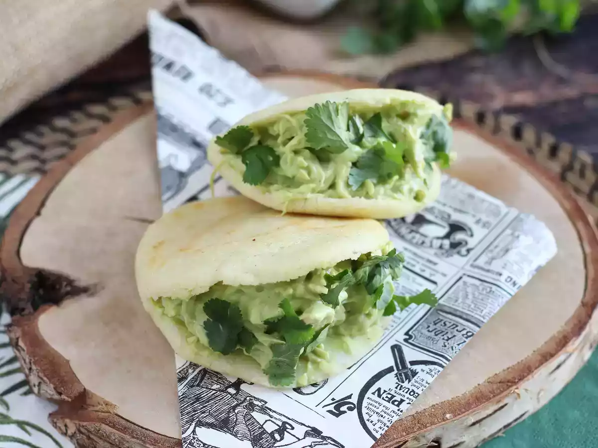 Venezolaanse arepas met kip en avocado - Reina Pepiada - foto 2