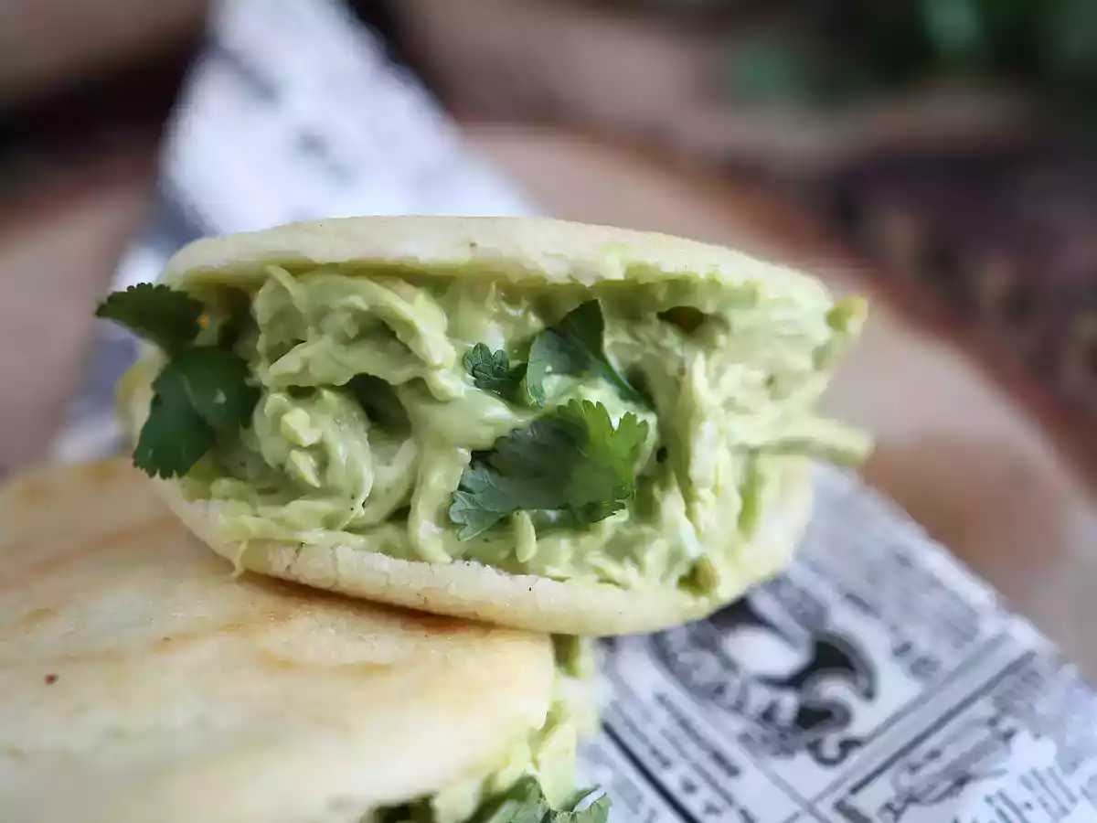 Venezolaanse arepas met kip en avocado - Reina Pepiada - foto 3