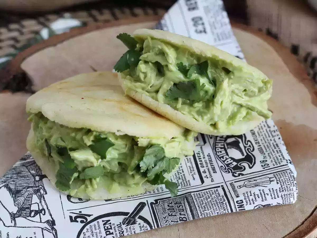 Venezolaanse arepas met kip en avocado - Reina Pepiada - foto 5