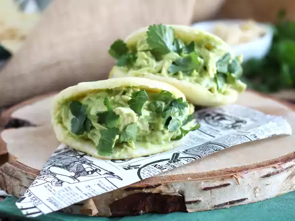 Recept Venezolaanse arepas met kip en avocado - reina pepiada