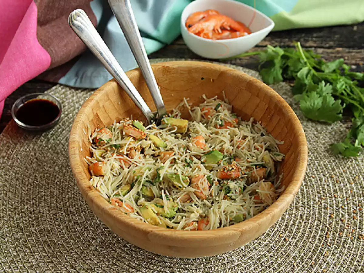 Vermicelli-salade met garnalen, avocado, ei en koriander