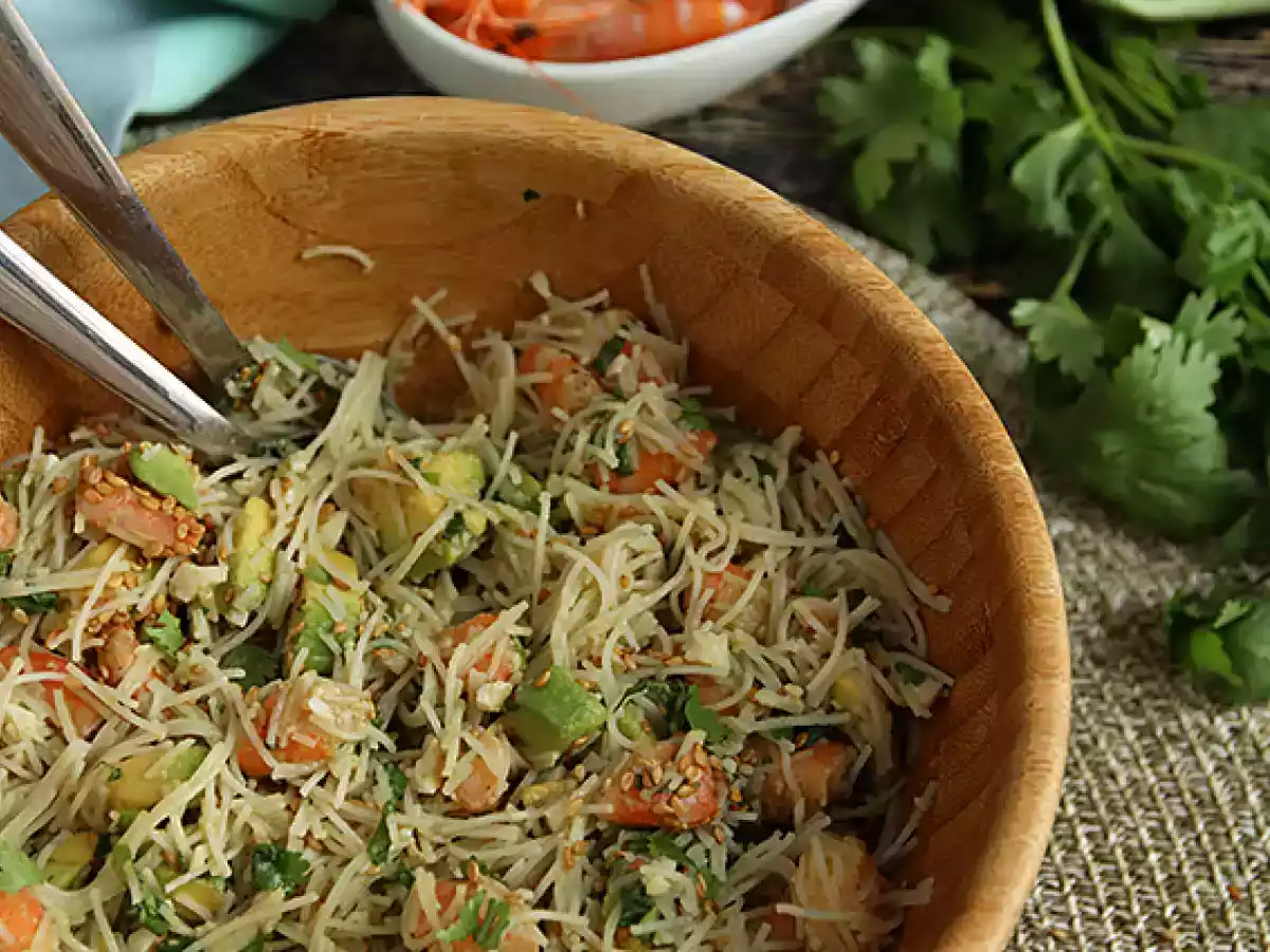 Vermicelli-salade met garnalen, avocado, ei en koriander - foto 2