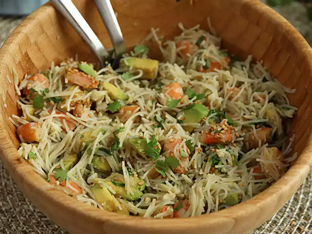 Vermicelli-salade met garnalen, avocado, ei en koriander - foto 3