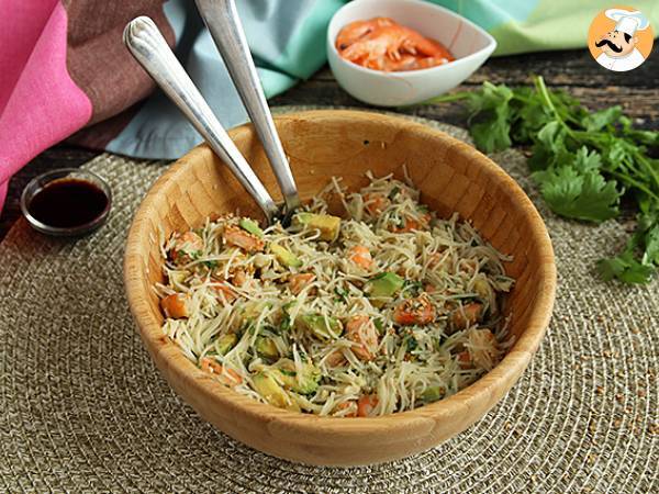 Vermicelli-salade met garnalen, avocado, ei en koriander