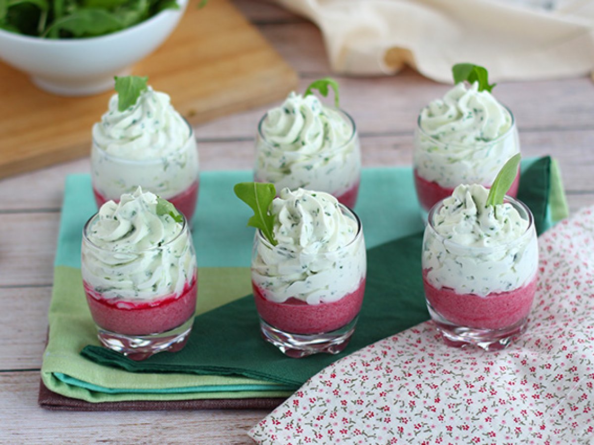 Verrines met mousse van rode biet en rucola