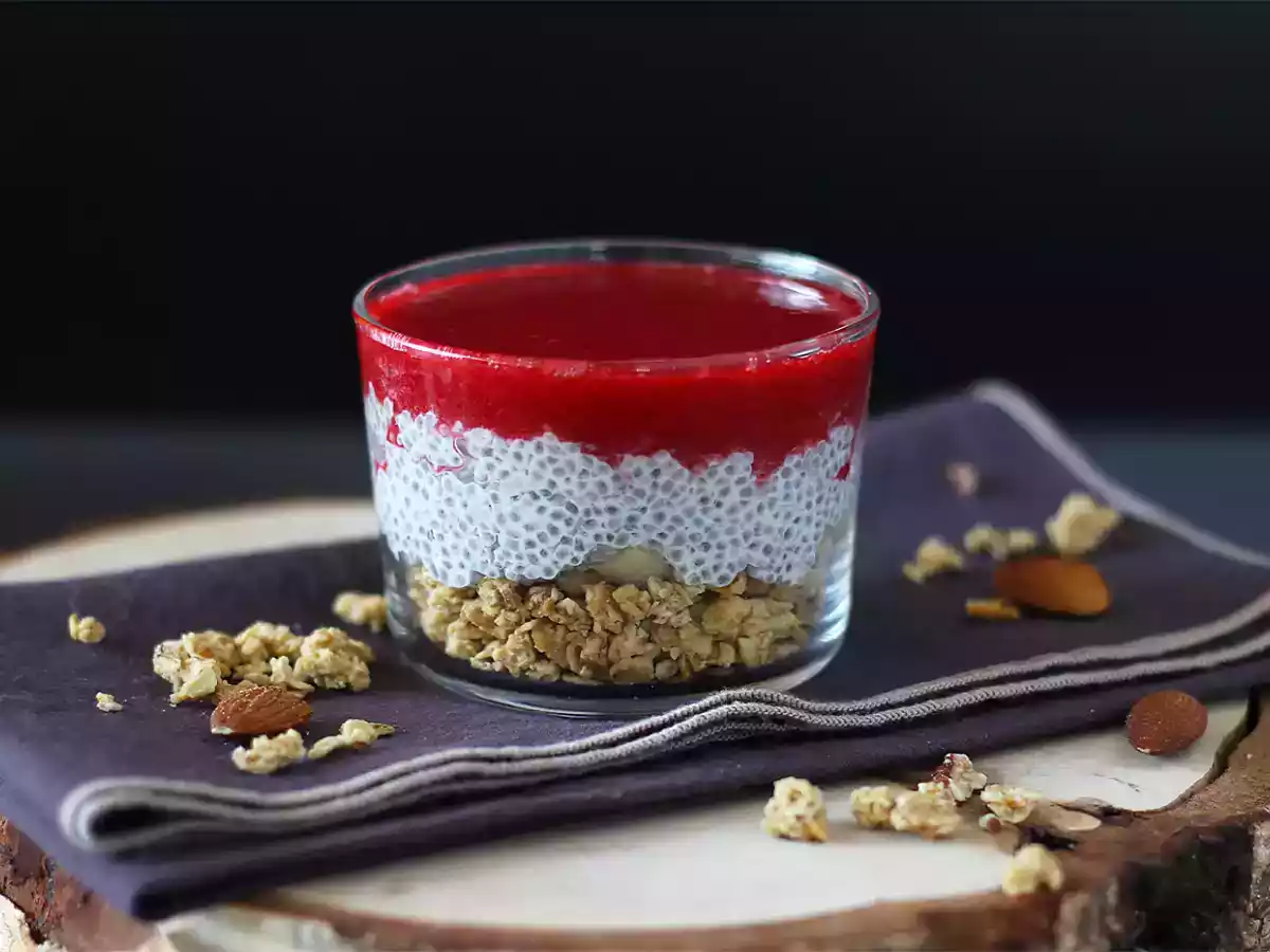 Verrines van chia pudding met kokosmelk, frambozen en granola